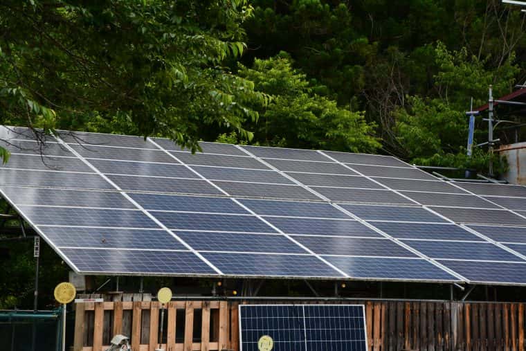 太陽光パネル導入の10年後:付けた家と付けなかった家の現実的な差