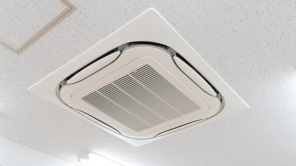業務用と家庭用エアコンの違い|選び方と工事費の相場を解説