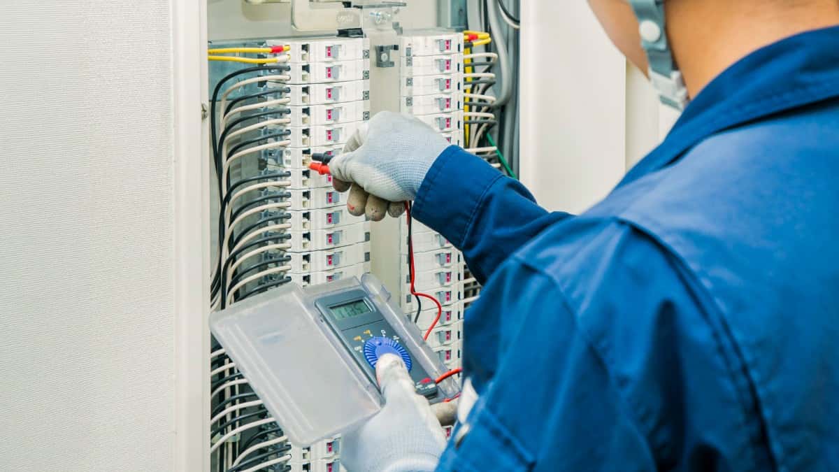 分電盤とは?家の電気を守る重要な部品を初心者向けに解説