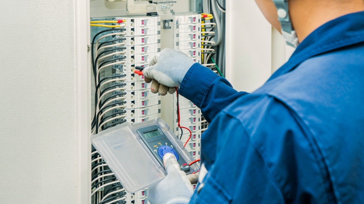 分電盤とは?家の電気を守る重要な部品を初心者向けに解説