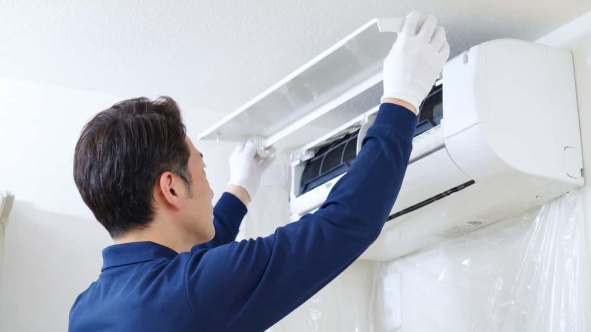 エアコンクリーニングは自分でできる?分解洗浄との違いを解説