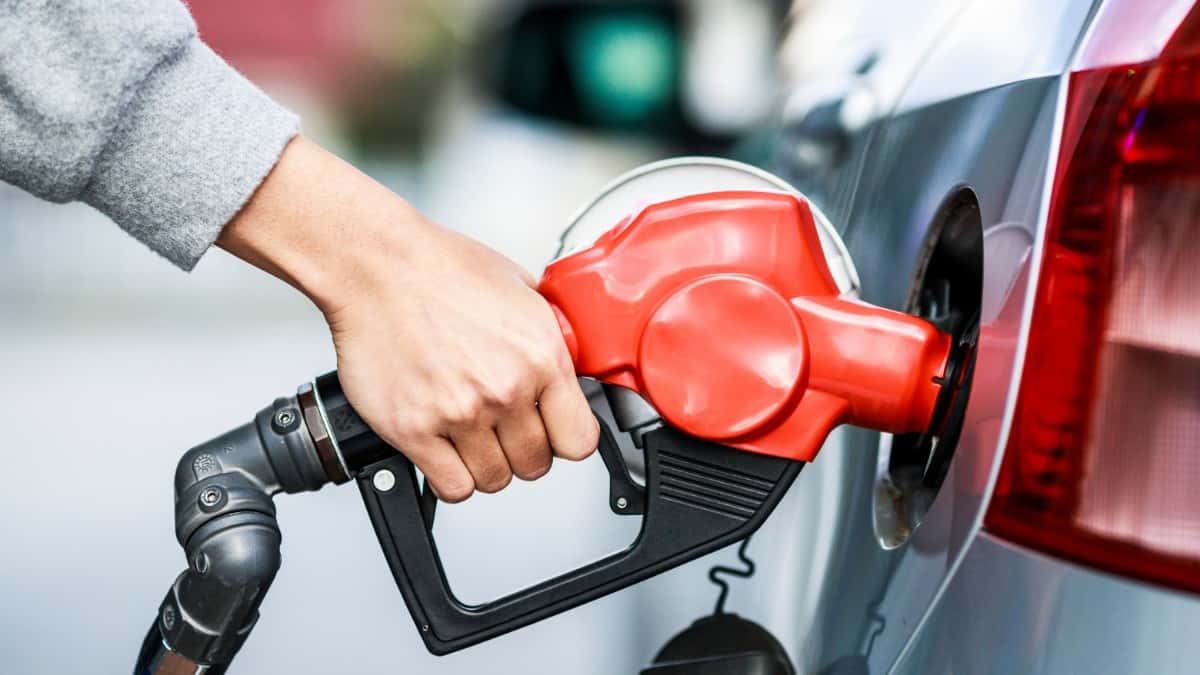 円高なのにガソリンが安くならない理由|為替と原油価格が家計に与える影響