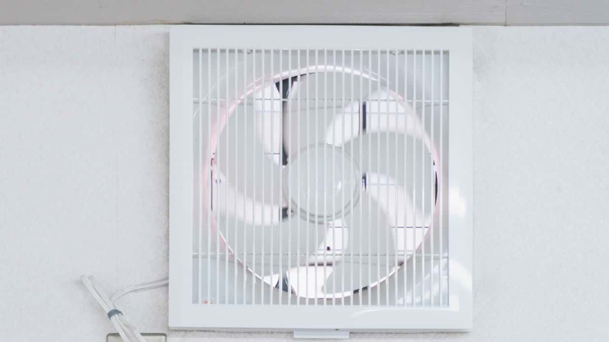 換気扇の交換時期と選び方|24時間換気システムとの違いも解説