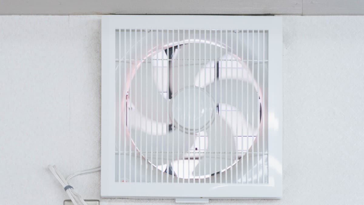 換気扇の交換時期と選び方|24時間換気システムとの違いも解説